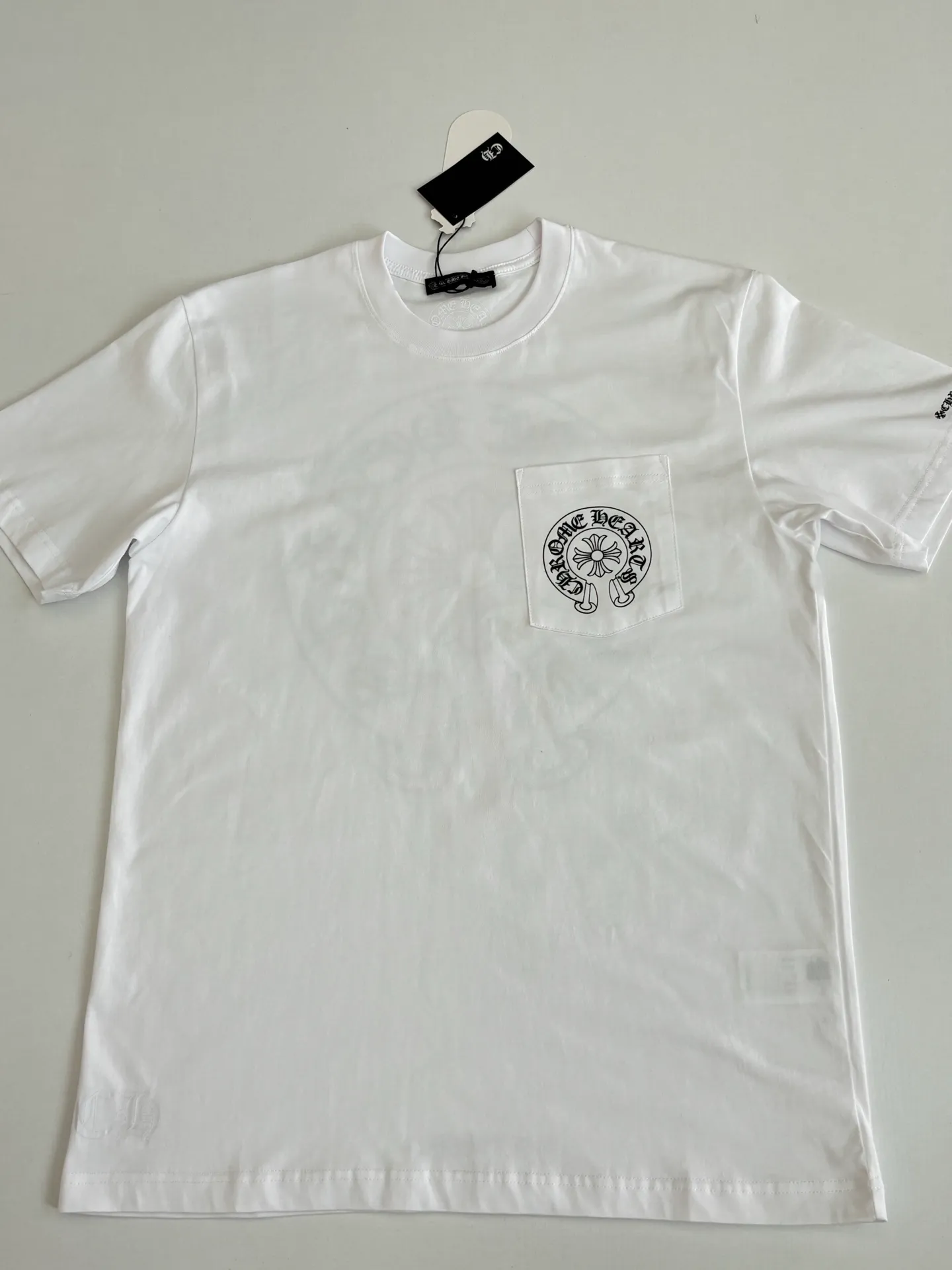 P226 Chrome Heart*/Chrome Heart Horseshoe print pocket printed short-sleeved T-shirt Made of the same heavy-weight pure cotton material as the original, high-count yarn is light, thin and breathable. Imported ink three-dimensional printing, skin-friendly and breathable. And through anti-shrinkage treatment, it will not be easily deformed after long-term wear. The imported ink has passed Oeko-Tex Standard 100 environmental protection certification. The color fastness reaches level 4-5, and there is no obvious fading after 50 times of washing. Strictly proofread the color management system of digital printing. Custom woven and dyed, no color difference from the original version Size: S/M/L